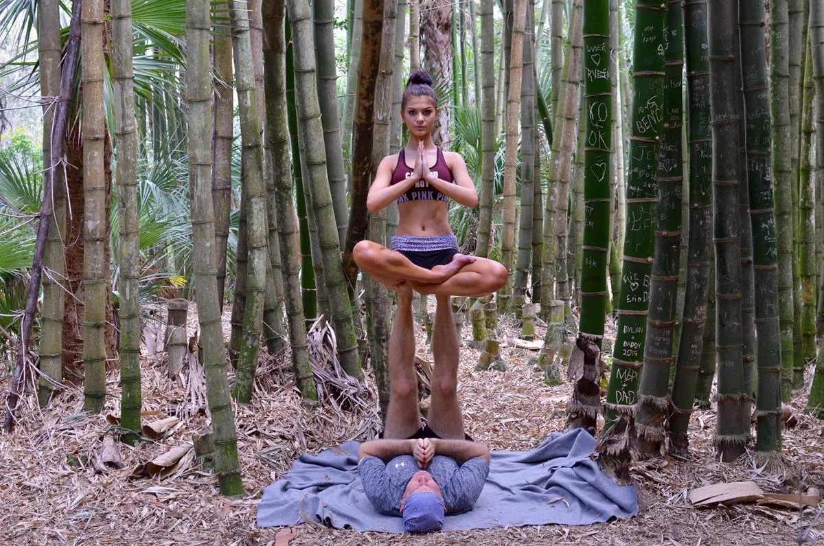 A flyer balancing in lotus on her base’s feet